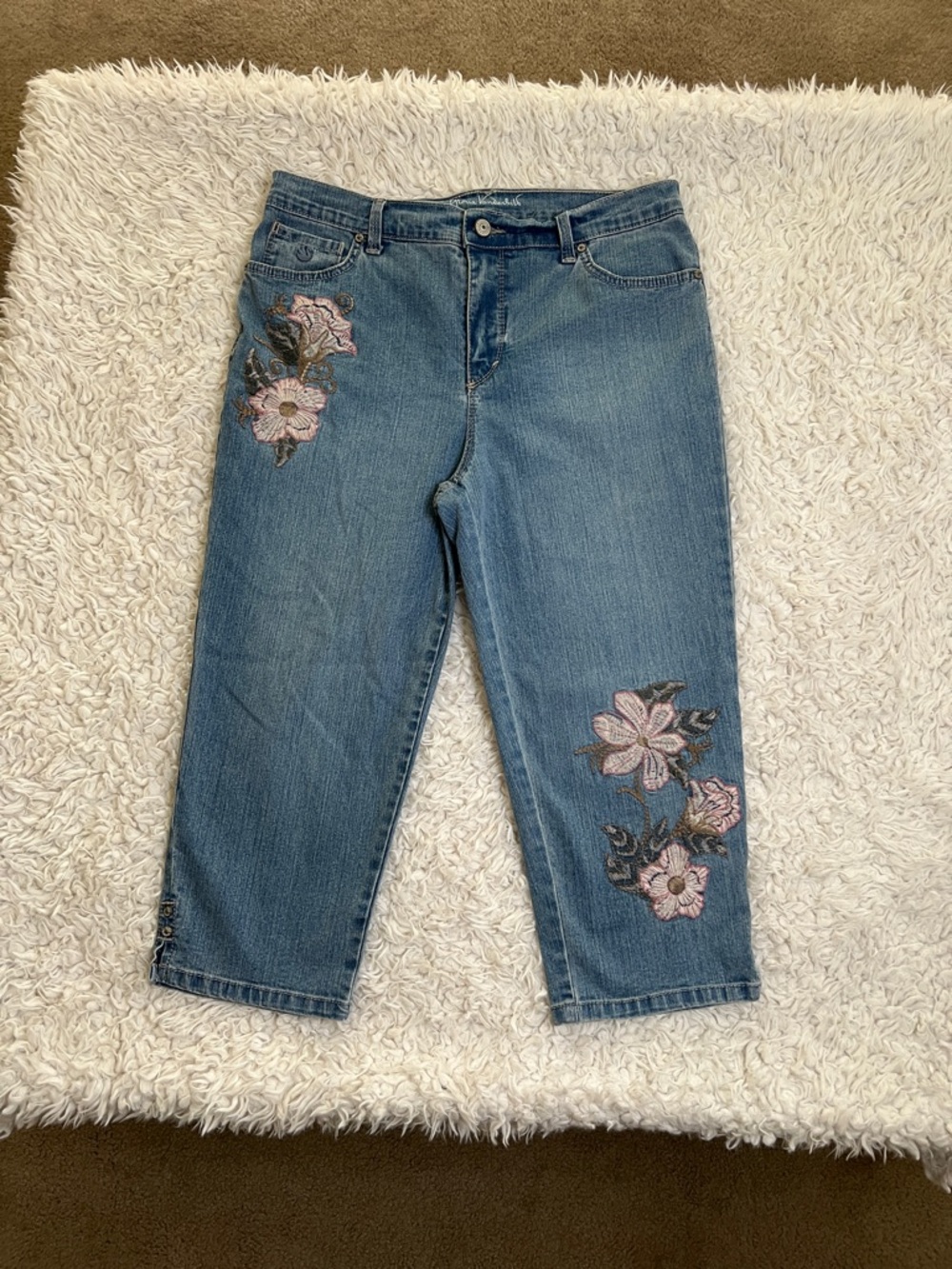 Gloria Vanderbilt Amanda Capri Jeans Floral Embroidery Size 8 Petite